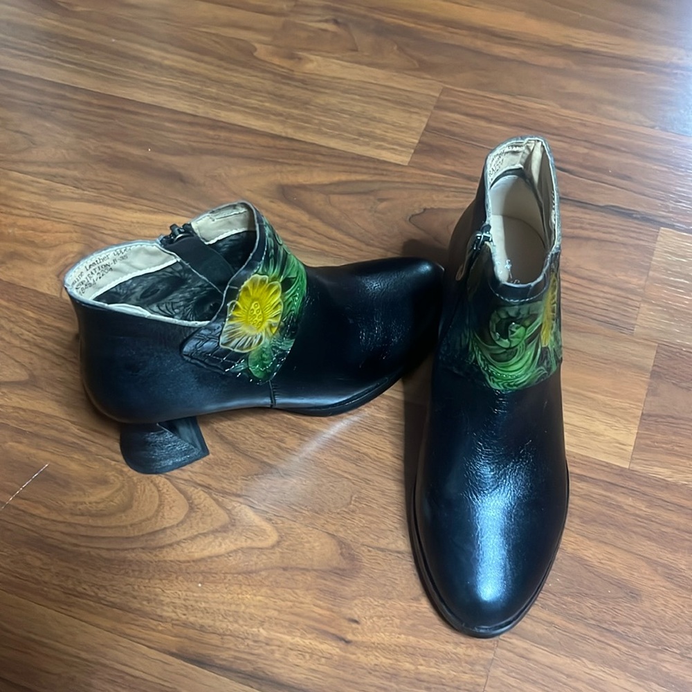 L'Artiste Black Inspiration Booties. Size 35/5